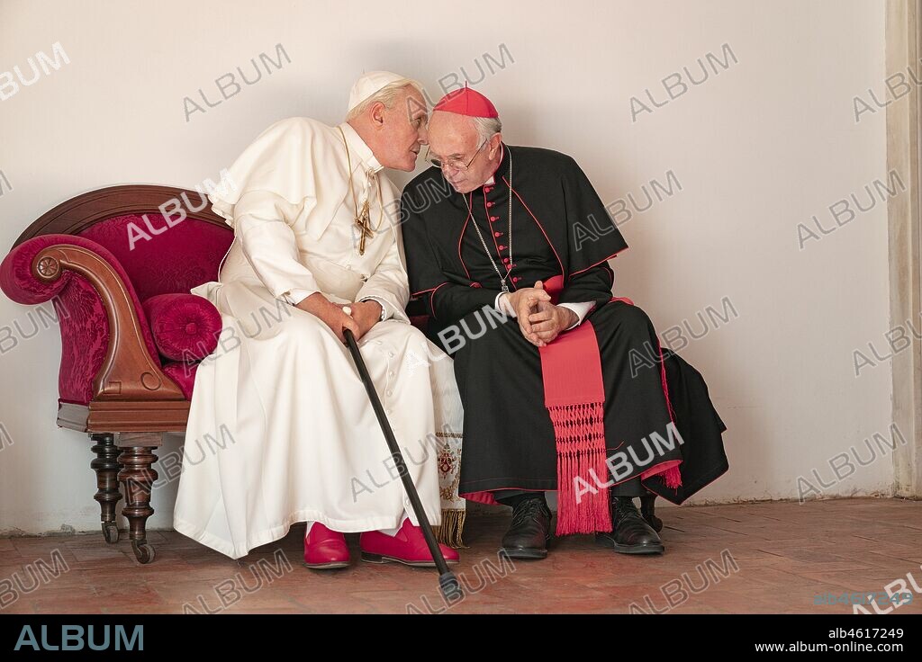 ANTHONY HOPKINS and VINCENT PRICE in THE TWO POPES, 2019, directed by FERNANDO MEIRELLES. Copyright NETFLIX.