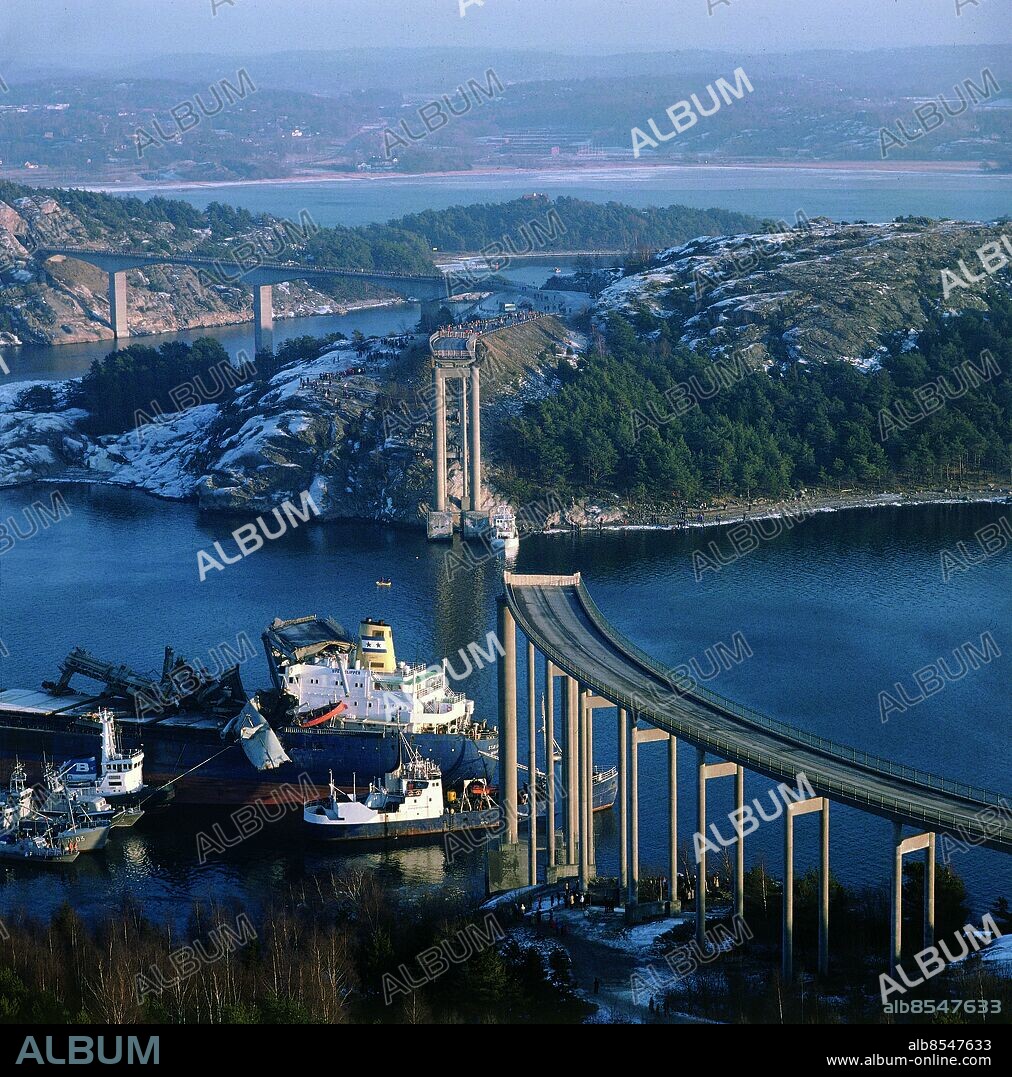 ARKIV 1980 - Tjörnbron mellan Tjörn och Stenungsund som egentligen består av tre broar invigdes 1960. 20 år senare blev en av broarna påseglad av fartyget "Star Clipper" varvid det 40 meter höga brospannet rasade. Sju personbilar körde över brokanten och ner i vattnet innan trafiken stoppades. Åtta personer omkom. Bilden publicerad i boken "Bilder som förändrat Sverige" - en berättelse om Expressens bildjournalistik 1944-2004.. Foto: Tommy Wiberg Kod: 46. COPYRIGHT SCANPIX SWEDEN.