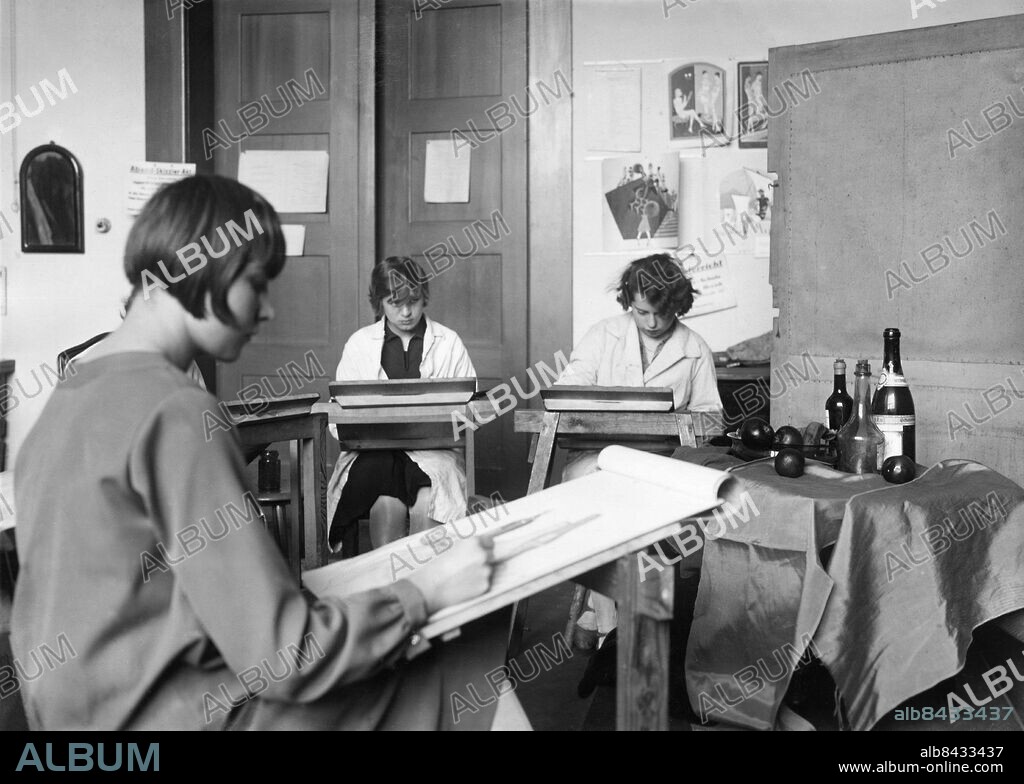 TYSKLAND BERLIN omkring 1930. Orig. bildtext... WIE DIE "NEUE MODE" GEMACHT WIRD. Fachchule für Mode- und Konfektionszeichnen. Im Gegensatz zu der früheren Art lernt der Schüler einer Modezeichen schule heute das Modezeichnen nach lebenden Modellen und nicht nach Modebildern. Gleichzeitig wird die Kunst durch Porträt-, Akt- , Kostüm-, und Faltenstudien vervollkomnet, und wird die Grundlage für die verschiedenen Zeitungsdruck und Vervielfältigungs-Techniken gelehrt. (Modenzeichenschule Frau K Feige-Strassburger. Berlin W.30.) Zeichnen nach der Natur (Stilleben). Foto: Presse-Photo / AB Text & Bilder / SVT / Kod: 5600 Mapp: Konstskolor Tyskland 5866 B Feige-Strassburger, judisk konstskola i Berlin sites: TYSKLAND;BERLIN PhotoDate:193?-??-??.