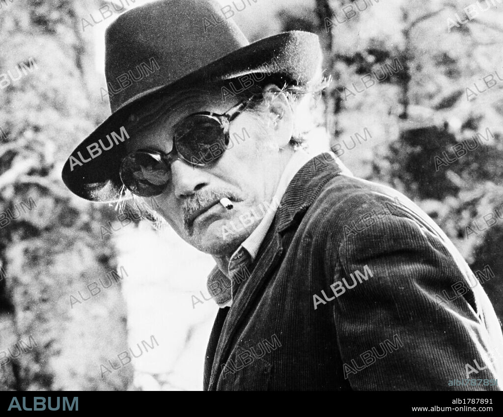 JACK PALANCE en LOS HERMANOS AZULES, 1973 (BLU GANG E VISSERO PER SEMPRE FELICI E AMMAZZATI), dirigida por LUIGI BAZZONI. Copyright B.R.C. PRODUZIONES S.R.L.