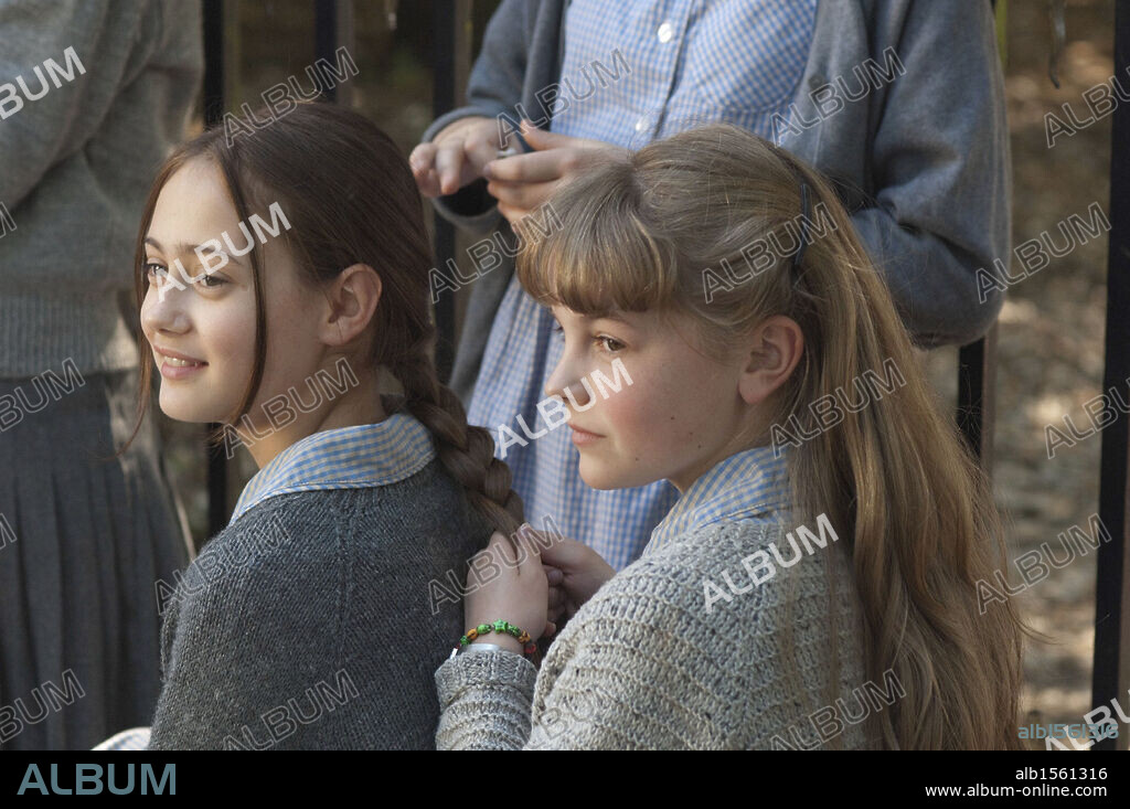 ELLA PURNELL und IZZY MEIKLE-SMALL in NEVER LET ME GO, 2010, unter der Regie von MARK ROMANEK. Copyright DNA FILMS/FILM4.
