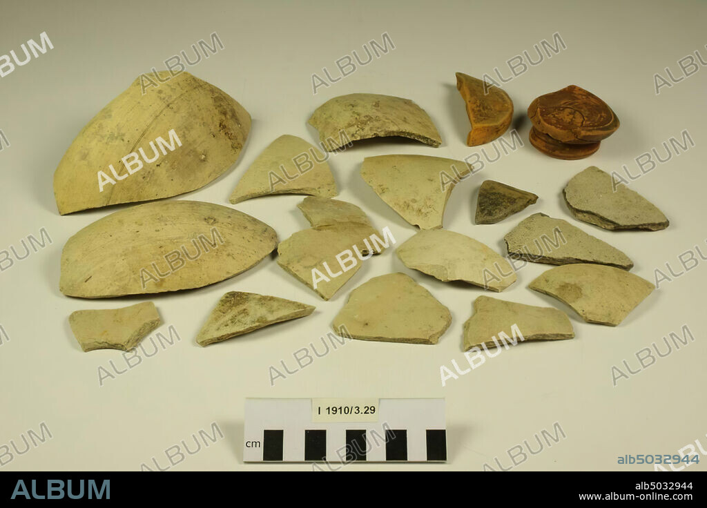 17 shards of Roman pottery, belonging to at least 6 objects. O.a. 1 bottom fragment of terra sigillata. Some old glueing, shards, earthenware, terra sigillata, 9 x 17 cm (largest shard), Netherlands, Limburg, Beesel, Beesel.