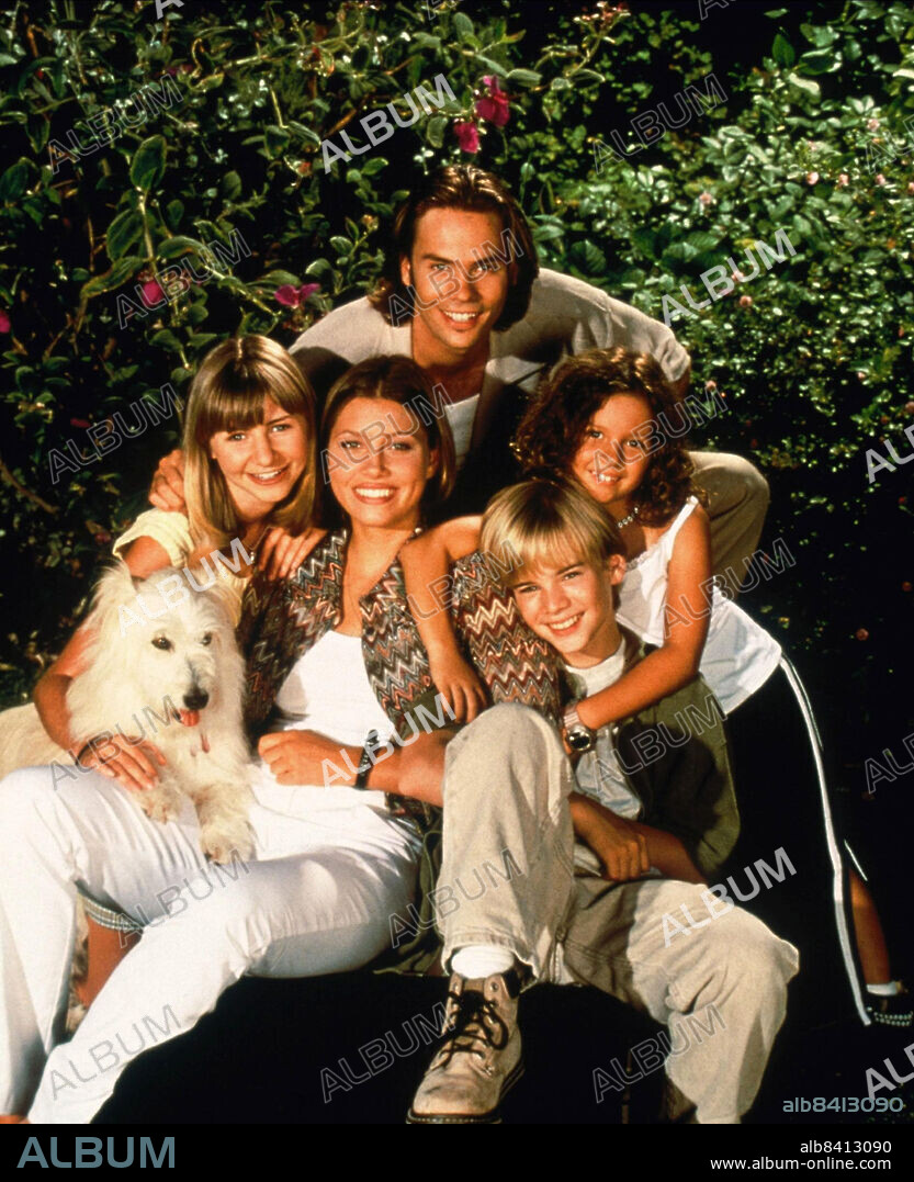 BARRY WATSON, BEVERLEY MITCHELL, DAVID GALLAGHER, JESSICA BIEL and MACKENZIE ROSMAN in 7TH HEAVEN, 1996, directed by BURT BACHARACH and TONY MORDENTE. Copyright Spelling Television.