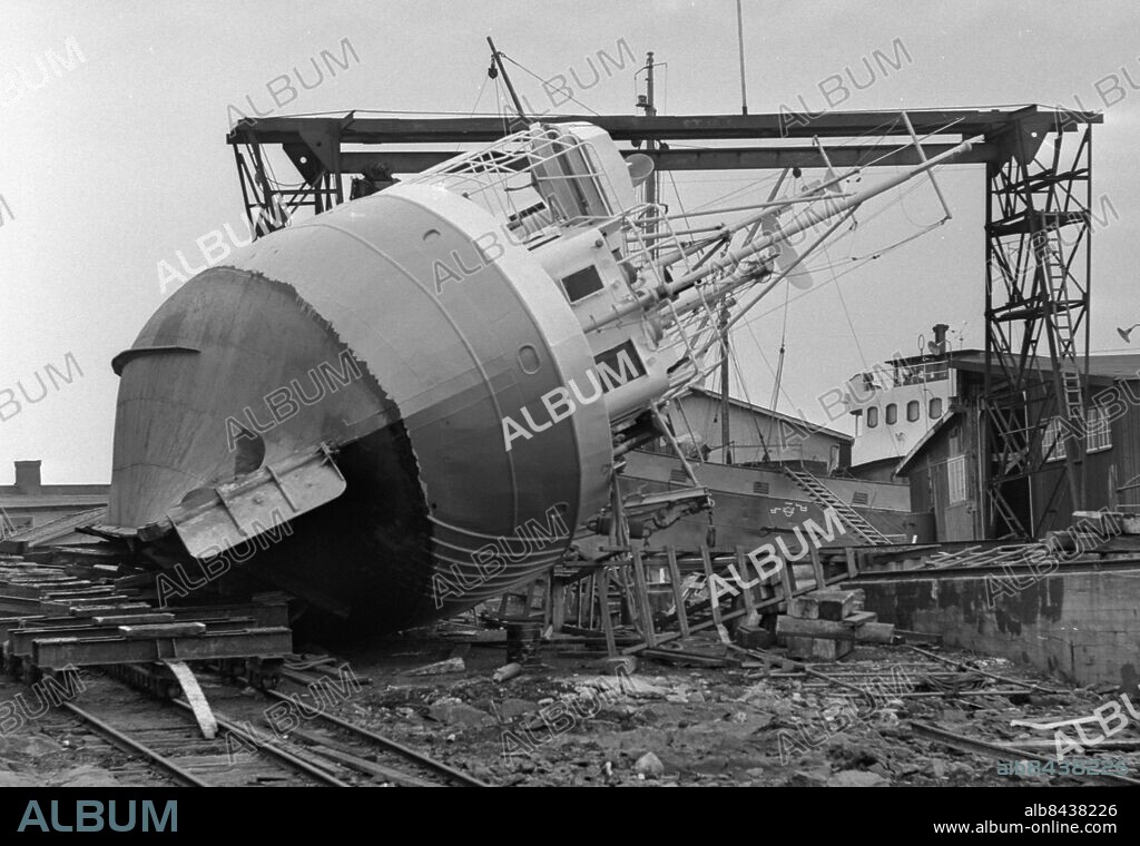 Marstrand 1962-04-22 - Marstrands Mekaniska Verkstad - Ståltrålaren Ringö av Grundsund har fallit på slipen - *** Local Caption *** GT. KAMERAREPORTAGE.