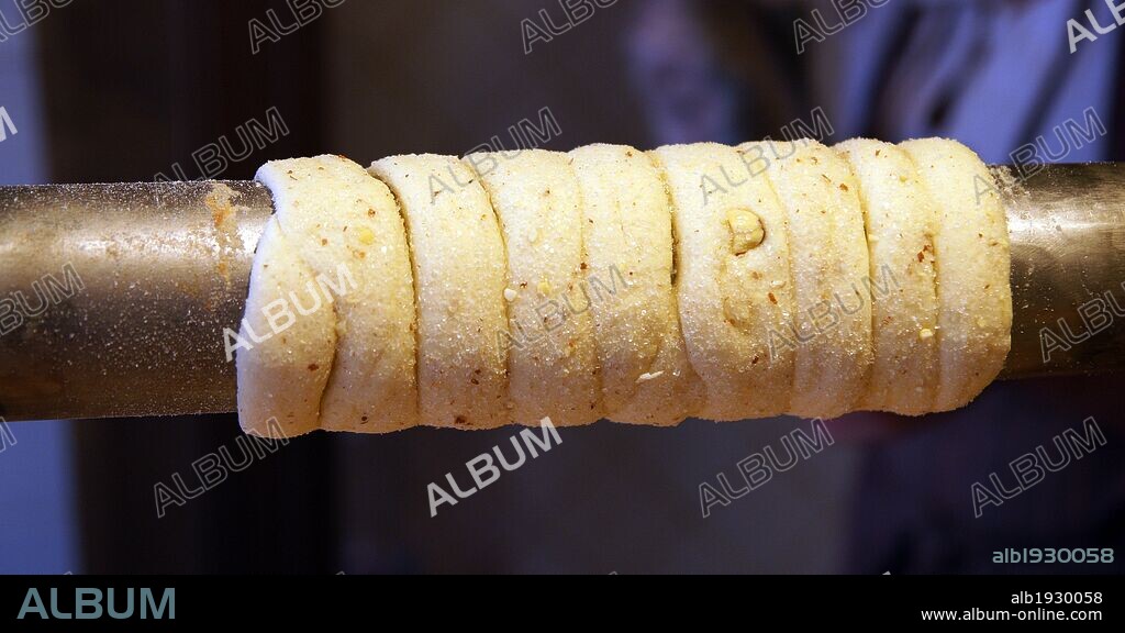 GASTRONOMIA CHECA. "TRDELNIK". Panecillo dulce con azucar y canela. Se prepara asado sobre unos rodillos. Praga. República Checa. Europa Central.