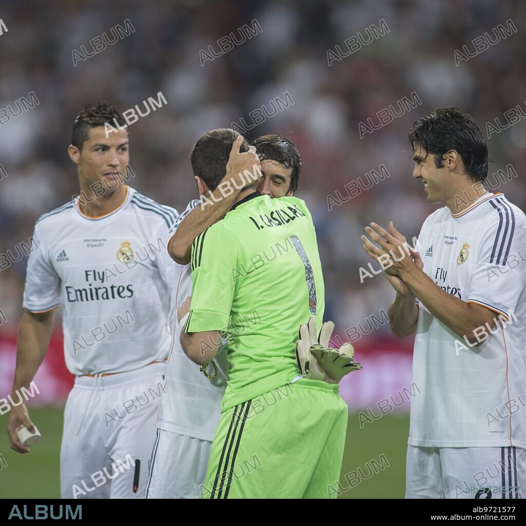 Madrid, 22 de agosto de 2013. Homenaje A Raul Gonzalez en el Santiago Bernabeu. Real Madrid - Al-Sadd. En la Imagen: Iker Casillas y Raul se Abrazan. Foto: Ignacio Gil.   Ä¶.Archdc.... Ignacio Gil.