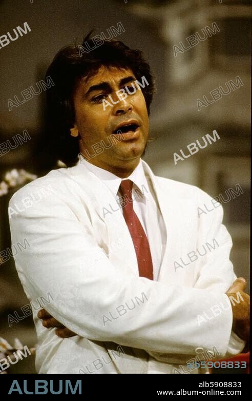 Black, Roy, eigentl. Gerd Höllerich. Schlagersänger; Straßberg bei Augsburg 25.1.1943 - Heldenstein (Oberbayern) 9.10.1991. Roy Black bei einem Auftritt. Foto, 1980er Jahre.