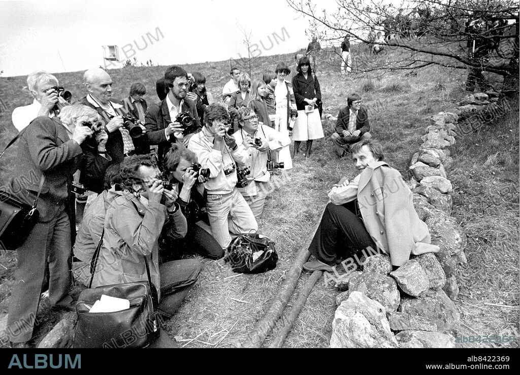 Inspelning av Astrid Lindgrens film " Bröderna Lejonhjärta " Inspelningsplatsen är Sälshög strax norr om Tomelilla.. Fotograferna samlade för att ta bilder på Astrid. Foto: Sydsvenskan / IBL Bildbyrå.