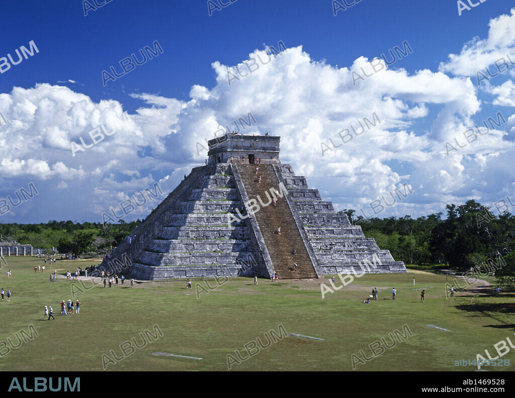 ARTE PRECOLOMBINO. MAYA. MEXICO. EL CASTILLO o TEMPLO DE KUKULKAN. Vista general. CHICHEN ITZA (Patrimonio de la Humanidad). Península del Yucatán.