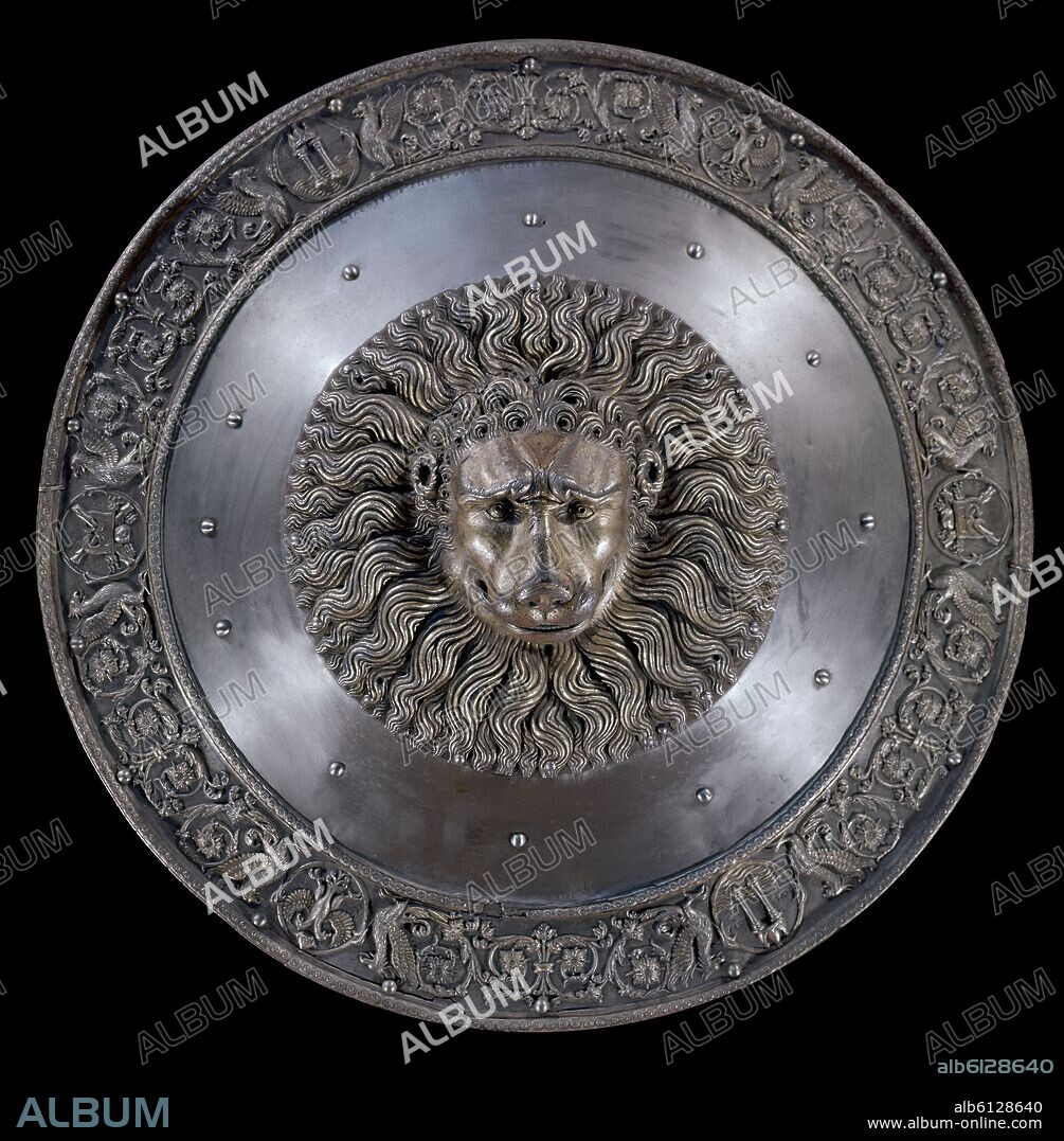 FILIPPO NEGROLI. ESCUDO O RODELA DE PASEO DE CARLOS V CON LEON -INV.D2 - FABRICACION ITALIANA - SIGLO XVI.