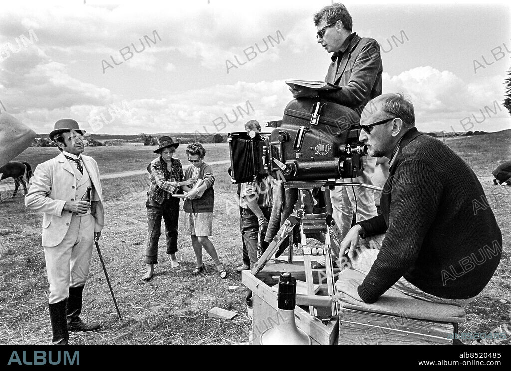 KIVIK 1967-07.. Inspelning av BOMBI BITT OCH JAG.. TV-serie byggd på Fritiof Nilsson Piratens roman med Bengt Lagerkvist som regissör.. Sänt första gången 1968-01-27.. Här ses från vänster skådespelarna Tor Isedal, som gentlemannaskojaren Nils Gallilé, och Stellan Skarsgård, som Bombi Bitt, en okänd kvinna, regissören Bengt Lagerkvist samt filmfotografen Bertil Wiktorsson (th).. Foto: Bo-Aje Mellin / RiR / SVT / Kod: 5600. Reportage publ. i RiR 30/67 sid. 8-10, 45.. RiR 18647 sv/v neg  . Filmkameror.
