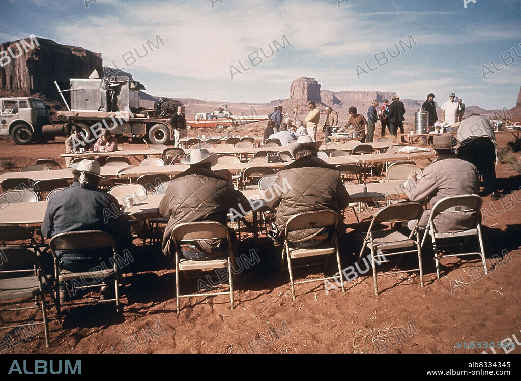 MESA DE COMEDOR DE UN RODAJE DE UNA PELICULA EN EL OESTE AMERICANO.