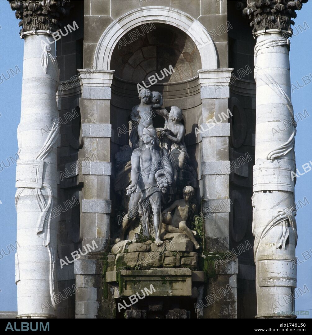 ARTE S. XIX. MODERNISMO. MIQUEL BLAY (1886-1936). Grupo escultórico que representa el RIO EBRO. Se encuentra en la Fuente monumental (1928-1929) en la Plaza de España, diseñada por Josep Maria JUJOL, para la Exposición Universal de 1929. BARCELONA. Cataluña.