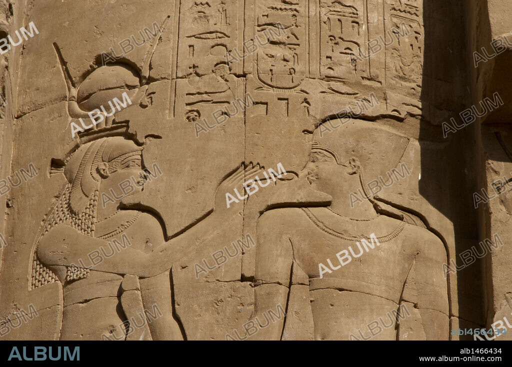 ARTE EGIPCIO. EGIPTO. Relieves con la representación de una divinidad egipcia dando el lazo de la vida "ankh" al faraón. Templo de Horus. Edfú. Norte de Africa.