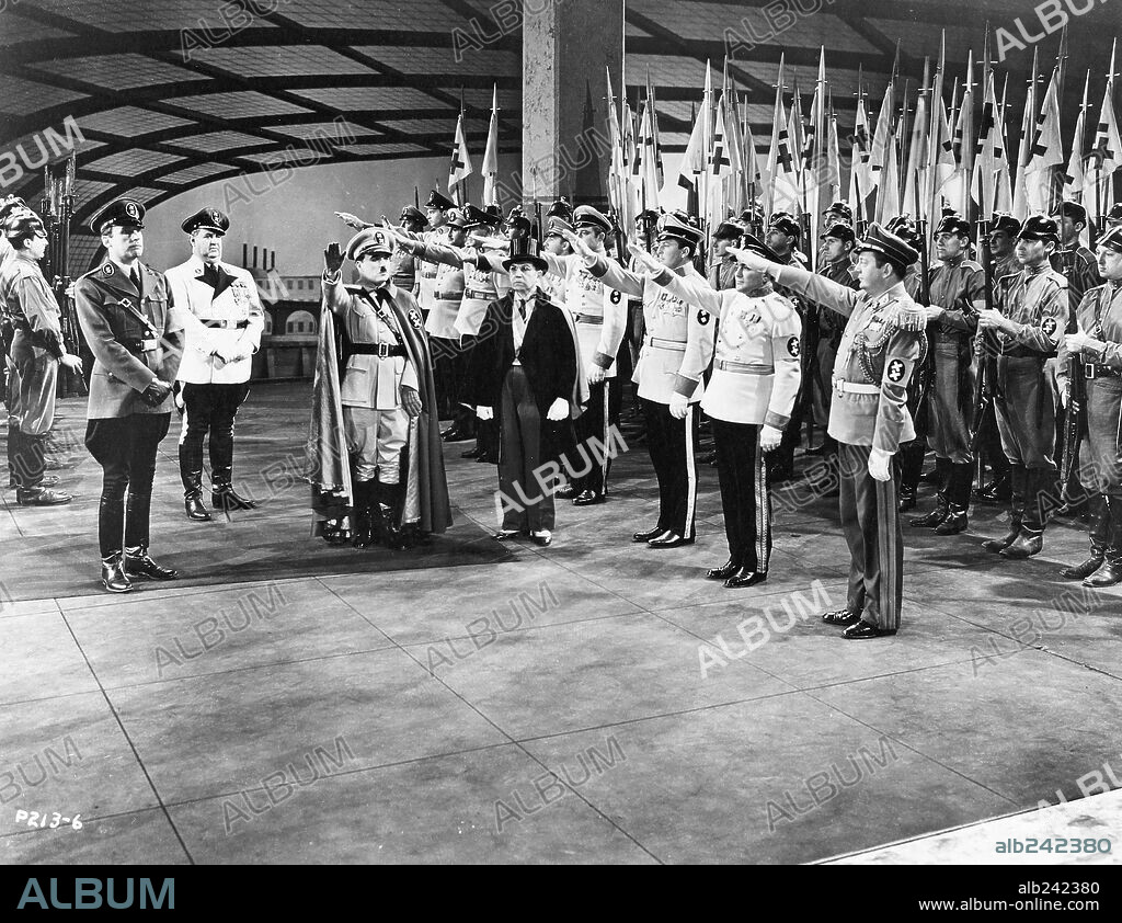 Adolf Hitler und Chaplin. CHARLIE CHAPLIN in THE GREAT DICTATOR, 1940, unter der Regie von CHARLES CHAPLIN. Copyright UNITED ARTISTS.