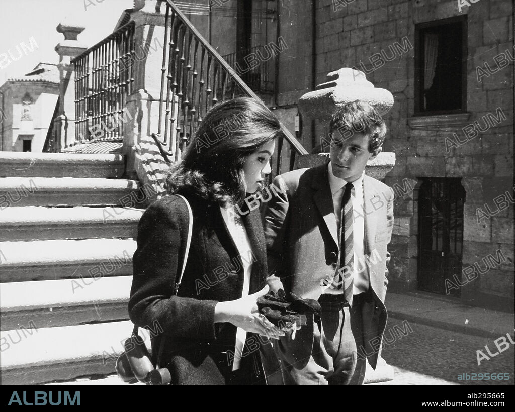 ELSA BAEZA y EMILIO GUTIERREZ CABA en NUEVE CARTAS A BERTA, 1966, dirigida por BASILIO MARTIN PATINO. Copyright ECO FILMS/TRANSFISA.