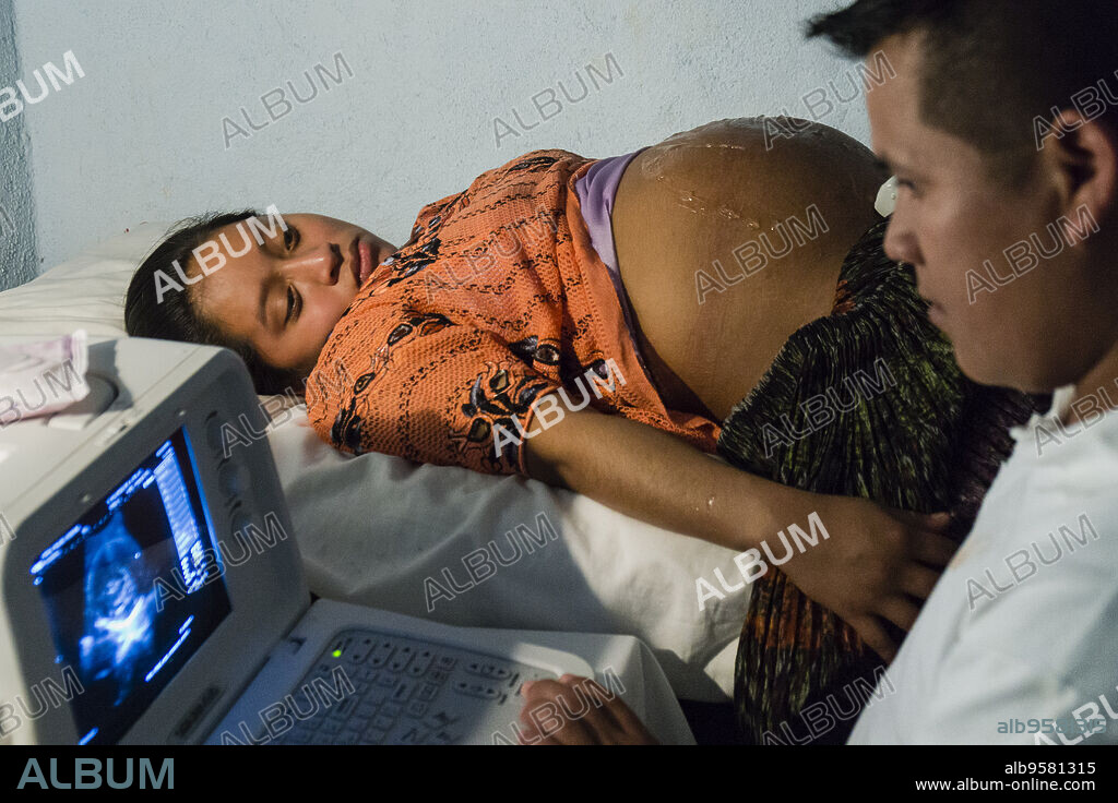 examen por ultrasonidos, centro de salud, . La Taña, zona Reina, Uspantán, Quiche, Guatemala, Central America.