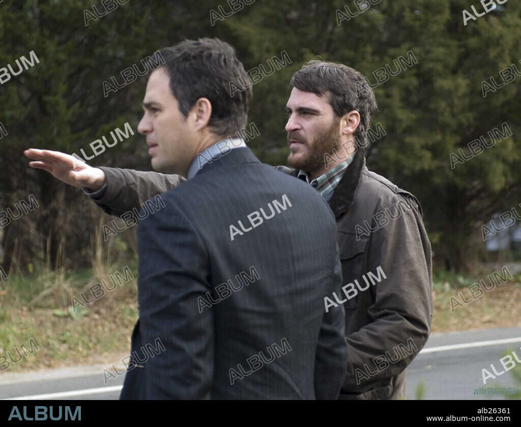 JOAQUIN PHOENIX and MARK RUFFALO in RESERVATION ROAD, 2007, directed by TERRY GEORGE. Copyright FOCUS FEATURES/RANDOM HOUSE FILMS/RESERVATION ROAD/MIRACLE P / POLAY, MACALL.