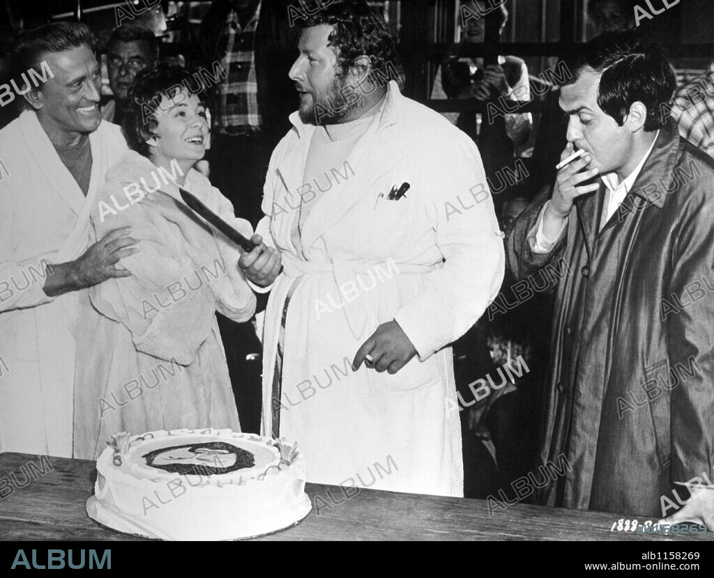 KIRK DOUGLAS, STANLEY KUBRICK, JEAN SIMMONS und Sir Peter Ustinov. JEAN SIMMONS, KIRK DOUGLAS, PETER USTINOV und STANLEY KUBRICK in SPARTACUS, 1960, unter der Regie von STANLEY KUBRICK. Copyright BRYNA/UNIVERSAL.