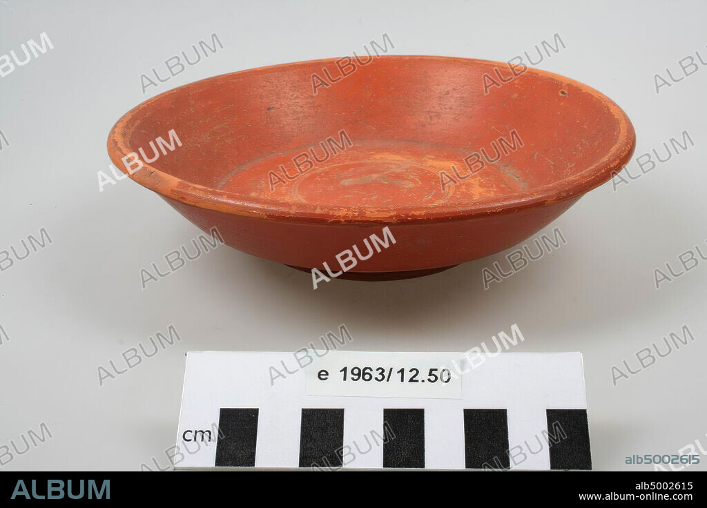 Plate of terra sigillata, form Drag. 31, stamped MEDDIRIVS.F. (Meddirius, Lezoux, Flavian-Hadrian). Surface damage., Plate, earthenware, terra sigillata, h: 4,8 cm, diam: 18,6 cm, roman 69-138 AD, Netherlands, Gelderland, Geldermalsen, Geldermalsen, France.