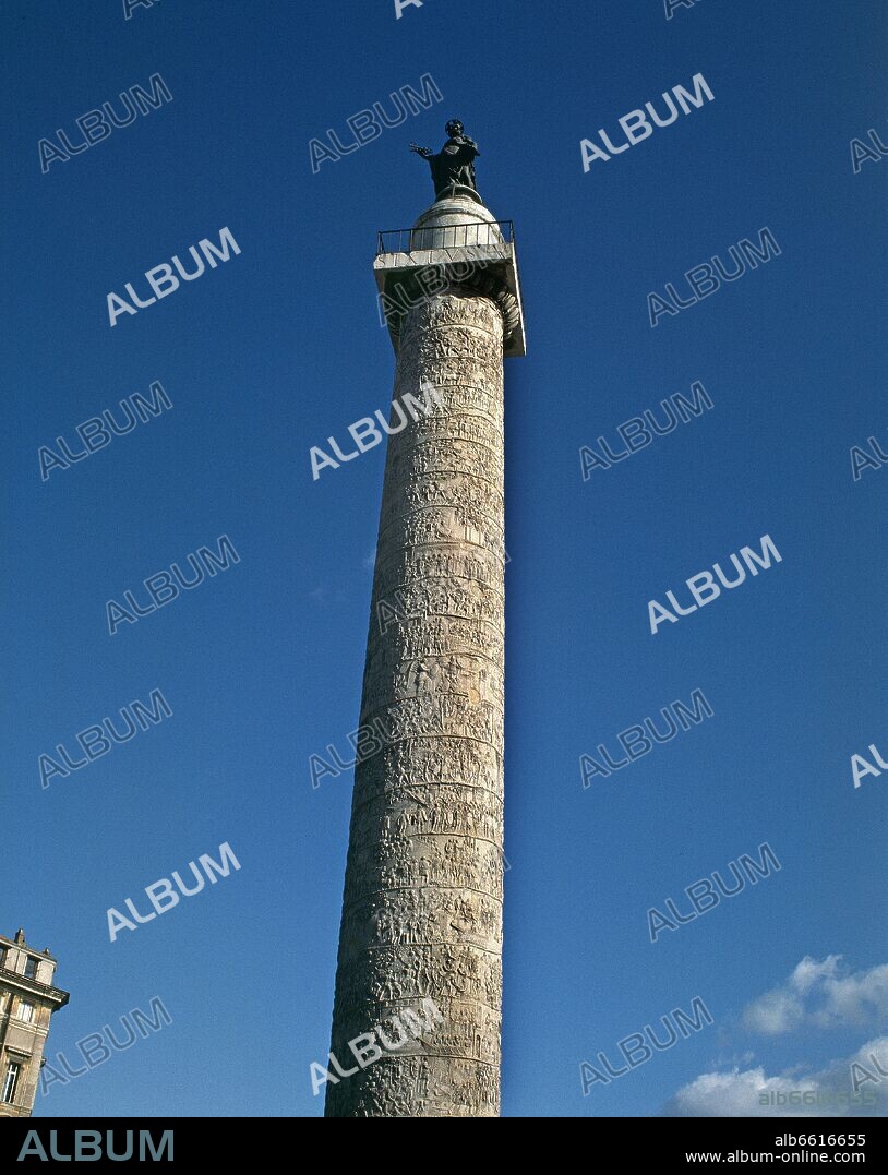 COLUMNA DE TRAJANO REMATADA POR UNA ESTATUA DE SAN PEDRO OBRA DE DELLA PORTA, SIGLO II.