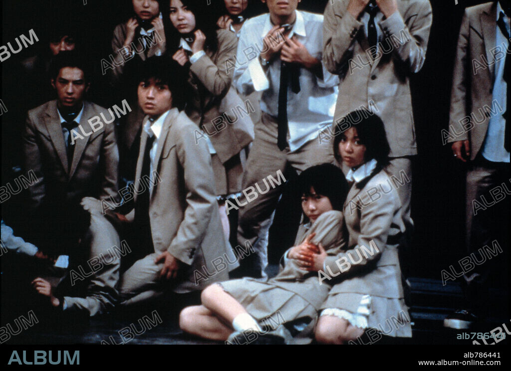 BATTLE ROYALE, 2000 (BATORU ROWAIARU), dirigida por KINJI FUKASAKU. Copyright BATTLE ROYALE PRODUCTION COMMITTEE.