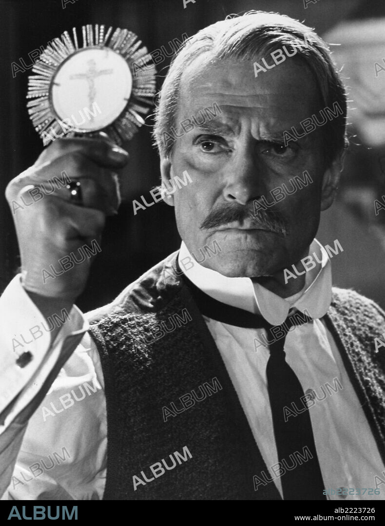 LAURENCE OLIVIER en DRACULA, 1979, dirigida por JOHN BADHAM. Copyright UNIVERSAL PICTURES.