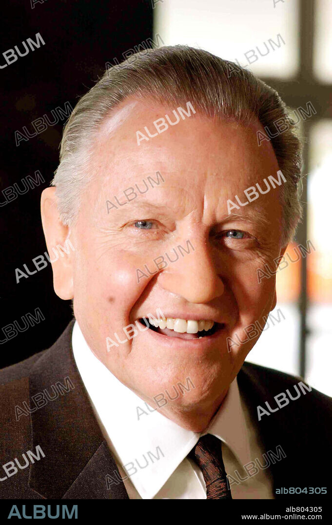 JON VOIGHT en CAMINO A LA GLORIA, 2006 (GLORY ROAD), dirigida por JAMES GARTNER. Copyright DISNEY ENTERPRISES / CONNOR, FRANK.