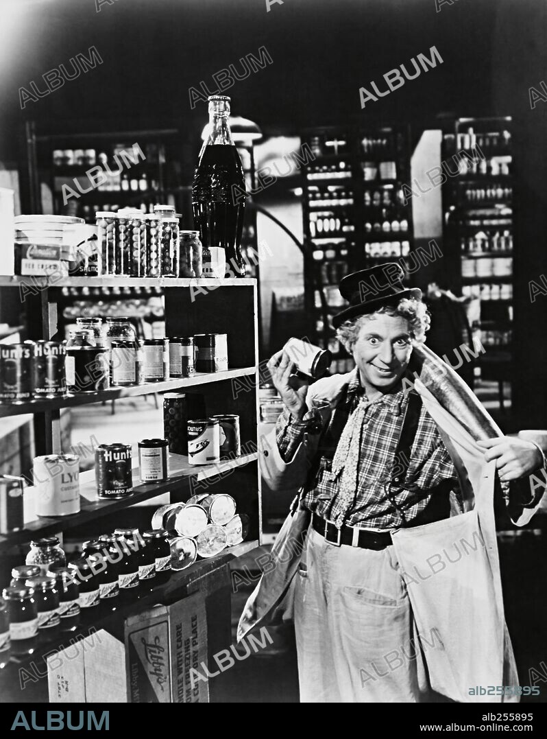 HARPO MARX en AMOR EN CONSERVA, 1949 (LOVE HAPPY), dirigida por DAVID MILLER. Copyright UNITED ARTISTS.