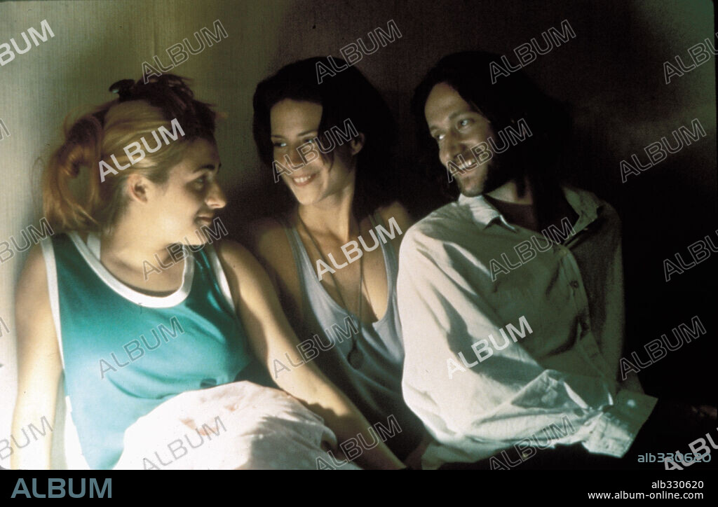 ARCADI LEVIN, CANDELA PEÑA y Silke en HOLA, ¿ESTAS SOLA?, 1995, dirigida por ICIAR BOLLAIN. Copyright FERNANDO COLOMO P.C. Y LA IGUANA / MARTINEZ, DANIEL.