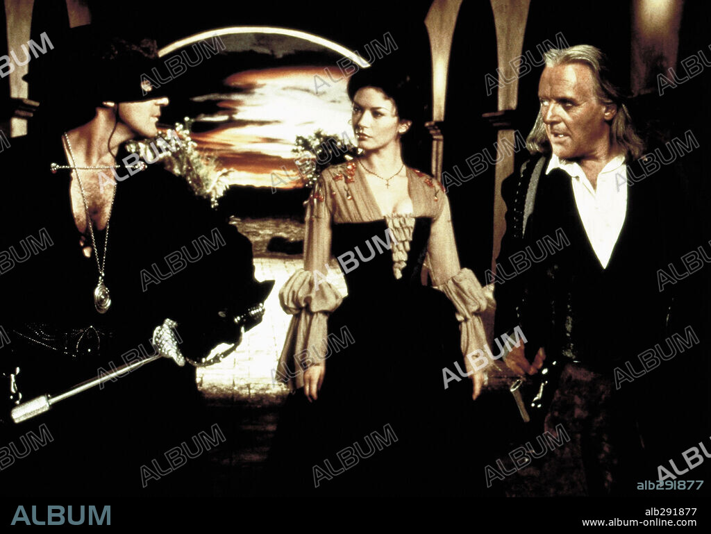 ANTHONY HOPKINS, ANTONIO BANDERAS y CATHERINE ZETA-JONES en LA MÁSCARA DEL ZORRO, 1998 (THE MASK OF ZORRO), dirigida por MARTIN CAMPBELL. Copyright AMBLIN ENTERTAINMENT / URDANK, SAM.