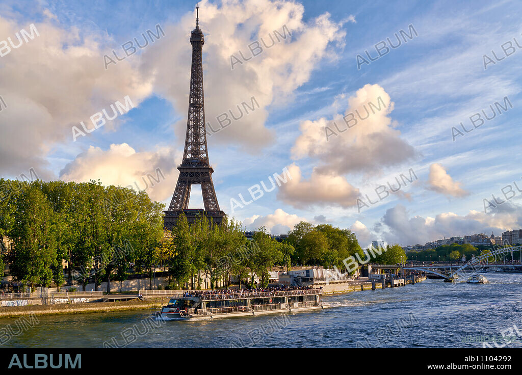 Passerelle Debilly, Tourist boat, Sena River, Paris, France.