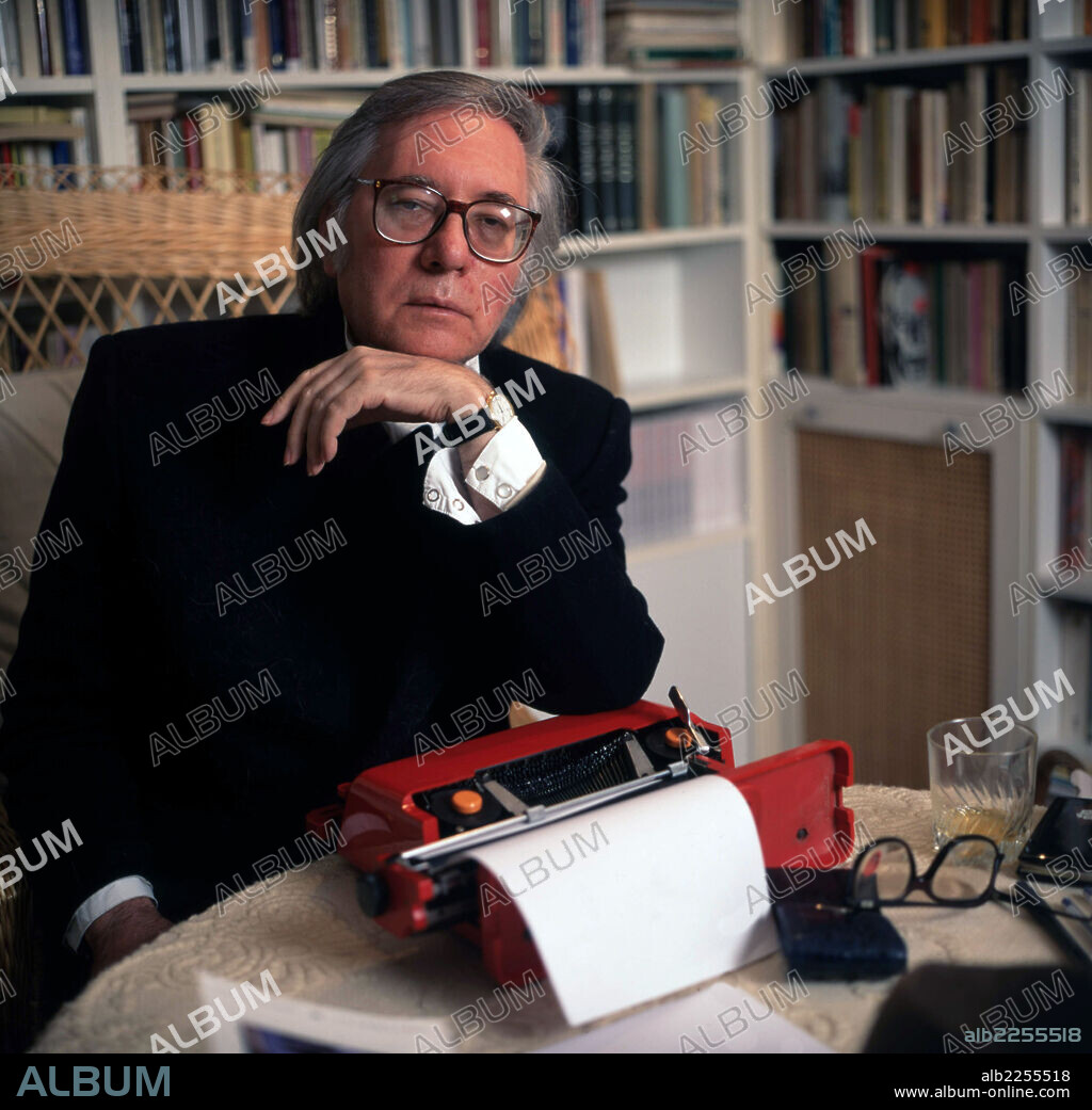 UMBRAL , FRANCISCO. ESCRITOR ESPAÑOL. MADRID. FOTO AÑO 1995 EN SU CASA DE MADRID.