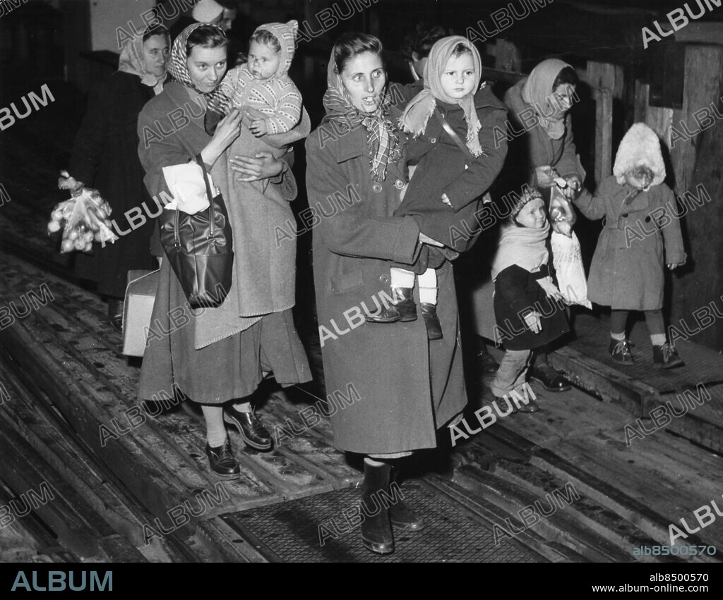 YSTAD 1956-11.. Orig. bildtext... DEN UNGERSKA FLYKTINGGRUPPEN, mödrar och barn, är nu installerade på Ystads Saltsjöbad. Under onsdagen blir det allmän läkarundersökning och tills denna är klar kommer hela gruppen att ligga i karantän. Orig. bildtext... DEN FÖRSTA GRUPPEN UNGERSKA FLYKTINGAR, mödrar och barn har kommit till Sverige och installerats här. Anm. Ungerrevolten Ungernkrisen Bära sites: UNGERN*;SVERIGE;YSTAD.