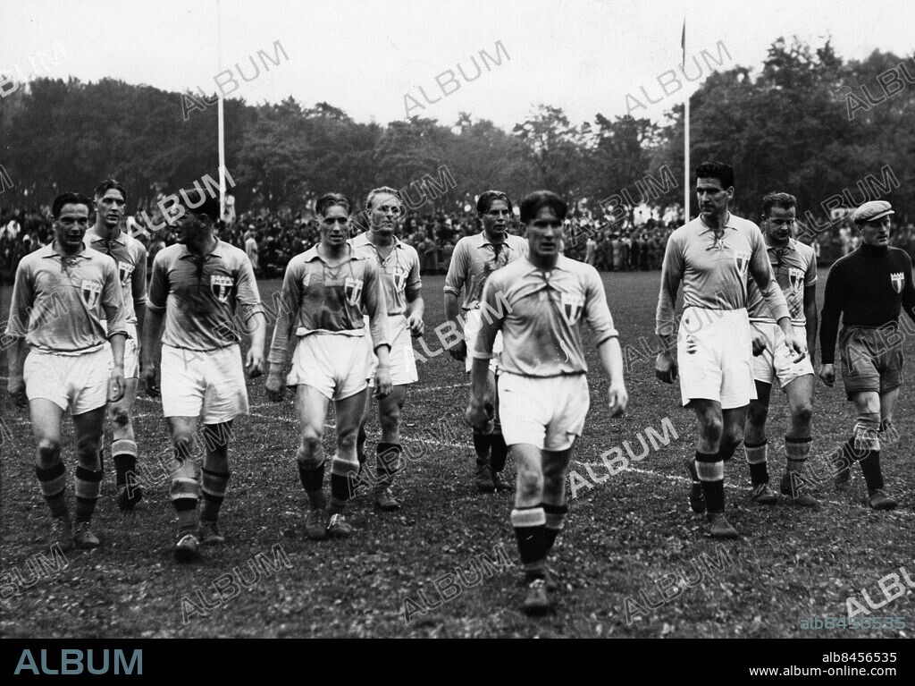 Allsvensk fotboll HIF Helsingborgs IF - MFF Malmö FF oktober 1944. För första gången som seriesegrare på Olympia efter en match mot HIF. Fr v Rosén, Tapper, Hjertsson, Egon Jönsson, Malmström, Gustaf Nilsson, Stellan Nilsson, Mårtensson, Sandberg och Gripen Bengtsson. Erik Nilsson är ej med på bilden.. Foto: Sydsvenskan / IBL Bildbyrå.