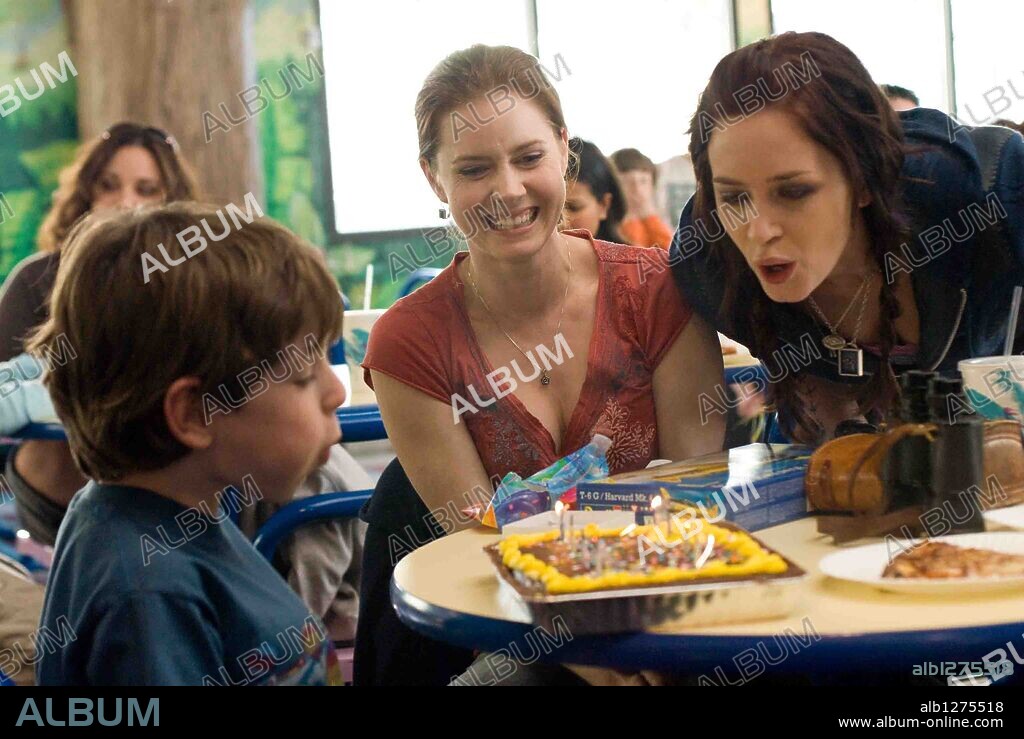 AMY ADAMS, EMILY BLUNT and JASON SPEVACK in SUNSHINE CLEANING, 2008, directed by CHRISTINE JEFFS. Copyright BACK LOT PICTURES/BIG BEACH FILMS.