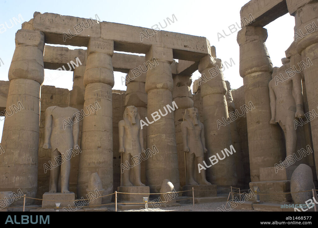 ARTE EGIPCIO. EGIPTO. PRIMER PATIO llamado del RAMSES II. Rodeado con columnas de fuste liso y capitel papiriforme cerrado. Decorado con numerosas estatuas de Ramses II. Imperio Nuevo. TEMPLO DE LUXOR. Antigua Tebas "Waset".