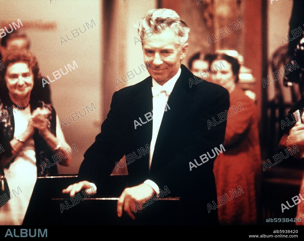 HERBERT CONDUCTOR KARAJAN. Der österreichische Dirigent Herbert von Karajan nimmt nach einem Konzert mit den Berliner Philharmonikern während der Wiener Festwochen 1970 den applaus des Publikums entgege. Von 1955 bis kurz vor seinem Tod 1989 war Karajan Chefdirigent der Berliner Philharmoniker, die unter seiner Leitung zu einem der bedeutensten Wagner-Orchester wurden. Von 1964 bis 1988 gehörte er dem Direktorium der Salzburger Festspiele an, 1967 gründete er die Salzburger Osterfestspiele. Herbert von Karajan wurde am 5.4.1908 in Salzburg geboren und starb am 16.7.1989 in Anif bei Salzburg. 1970