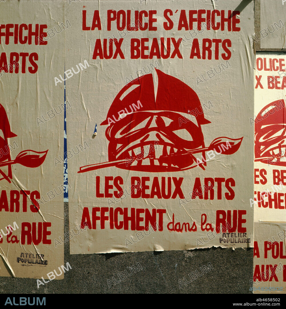 Un CRS mord un pinceau : 'La police s'affiche aux beaux arts, les beaux arts affichent dans la rue'. Affiche en serigraphie editee en mai 1968, photographiee sur les murs de Paris. Credit : Collection KHARBINE-TAPABOR.
