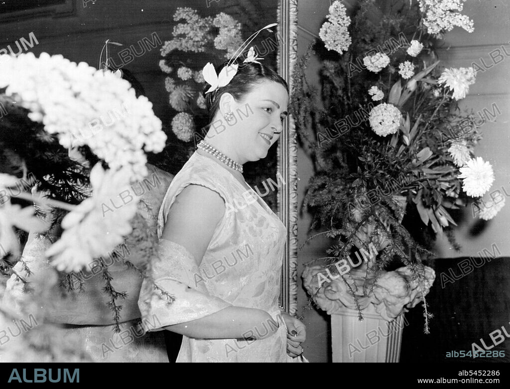 Rosina Raisbeck, The Opera singer wears white birds in fit flight in her hair when she attended the last performance is England of Wozzeck" at the Royal Opera House Covent Garden tonight. February 27, 1952. (Photo by Daily Mail Contact Pictures).