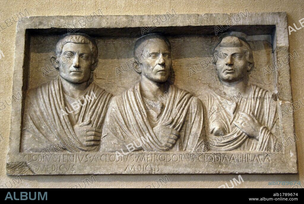 ARTE ROMANO. ITALIA. Relieve funerario de una familia de esclavos liberados, convertidos en "libertos" romanos que se dedicaban a la profesión de la medicina. Fechada hacia el siglo I a. C. Villa Taverna. Italia. Mármol. Museo del Louvre. París. Francia.