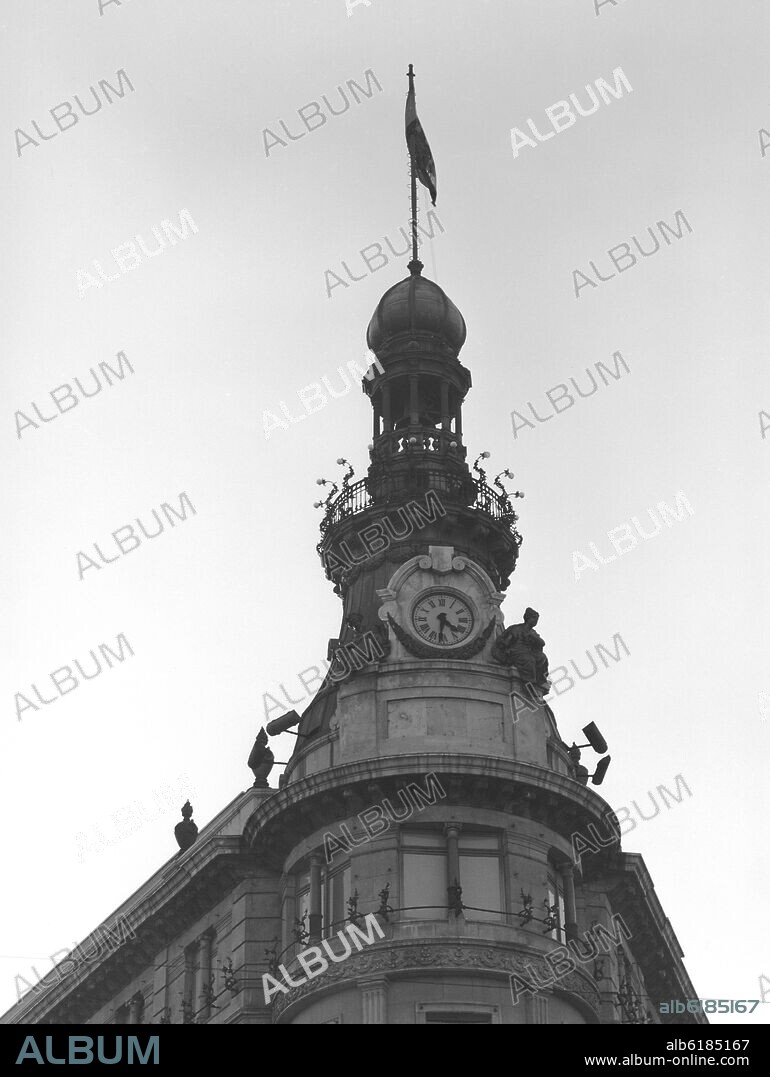 JOSÉ GRASES RIERA. REMATE DEL ANTIGUO PALACIO DE LA EQUITATIVA - 1882/1891- FOTOGRAFIA EN BLANCO Y NEGRO - AÑOS 60.