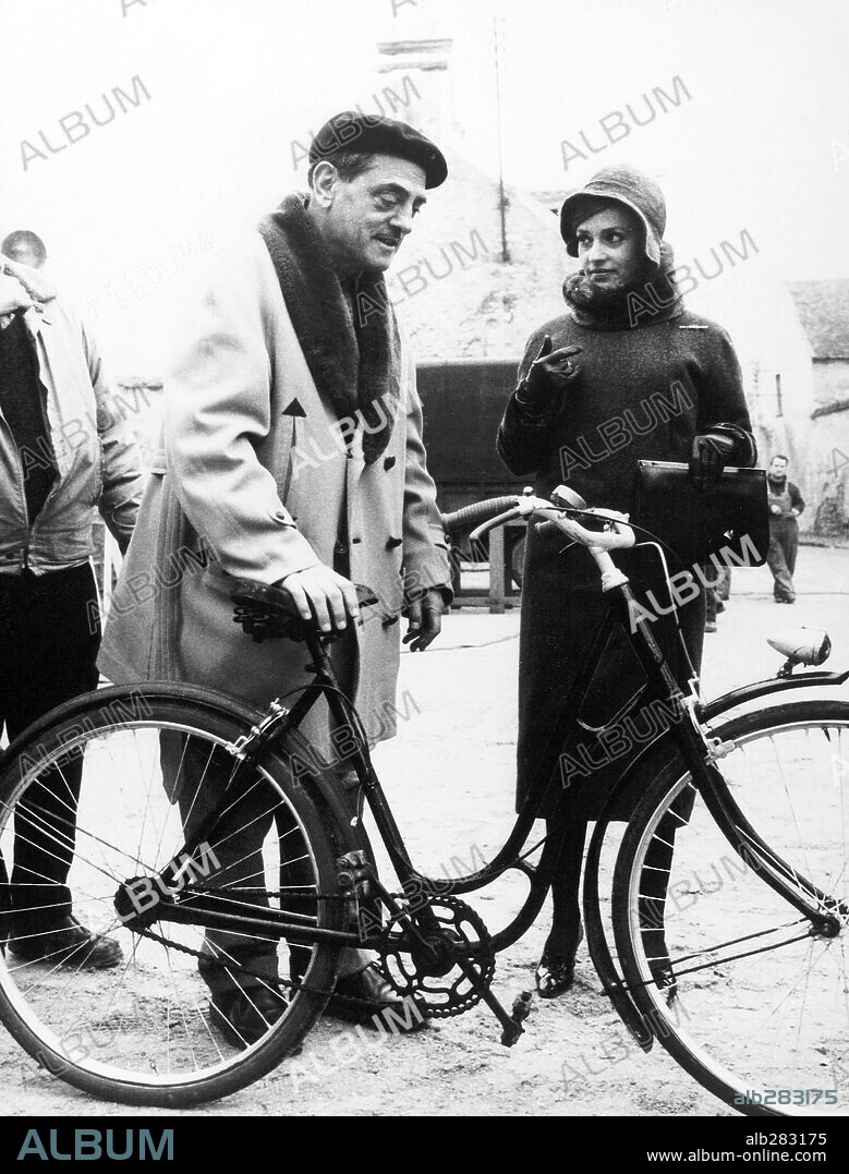 JEANNE MOREAU and LUIS BUÑUEL in DIARY OF A CHAMBERMAID, 1964 (LE JOURNAL D'UNE FEMME DE CHAMBRE), directed by LUIS BUÑUEL. Copyright SPEVA/CINE ALLIANCE/FILM SONOR/DEAR.