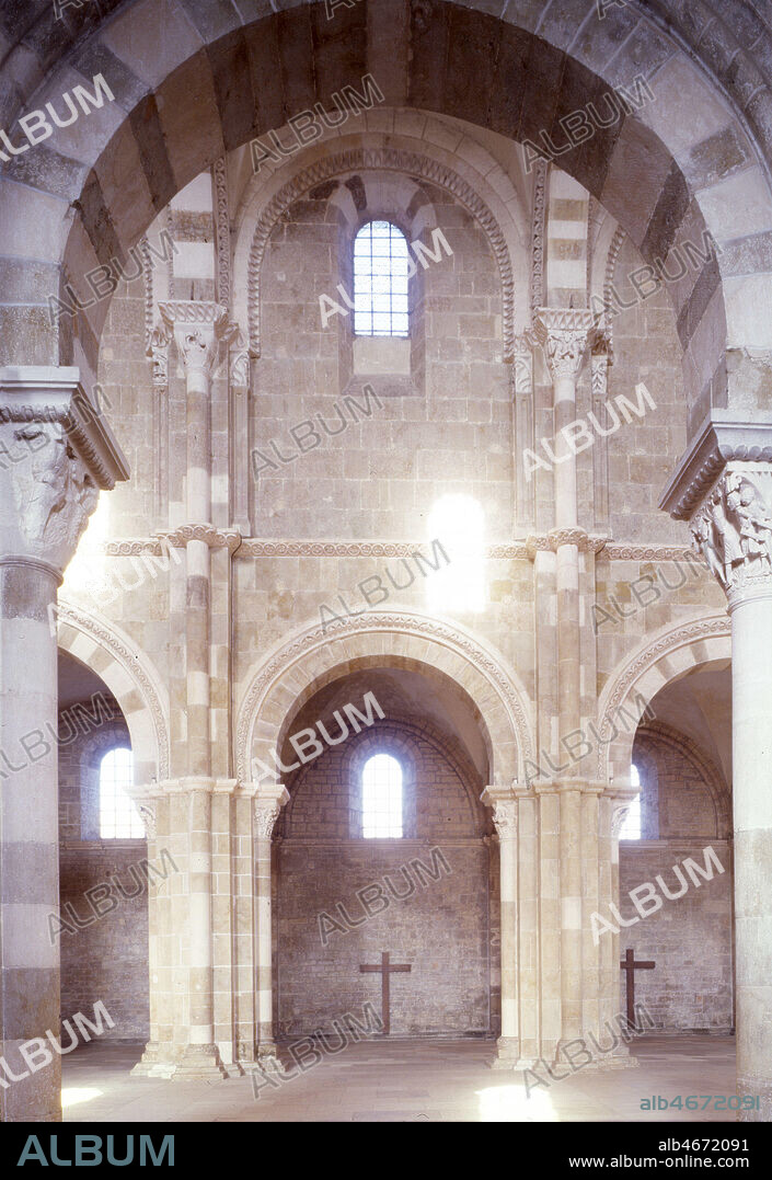 Elevation nord de la basilique Sainte Marie-Madeleine a Vezelay.Chef-d'½uvre d'architecture romane du XIIeme siecle, la basilique fut renovee par Viollet-le-Duc a partir de 1840;elle figure sur la première liste des monuments historiques de 1840. Credit: Photo Migny/KHARBINE-TAPABOR.