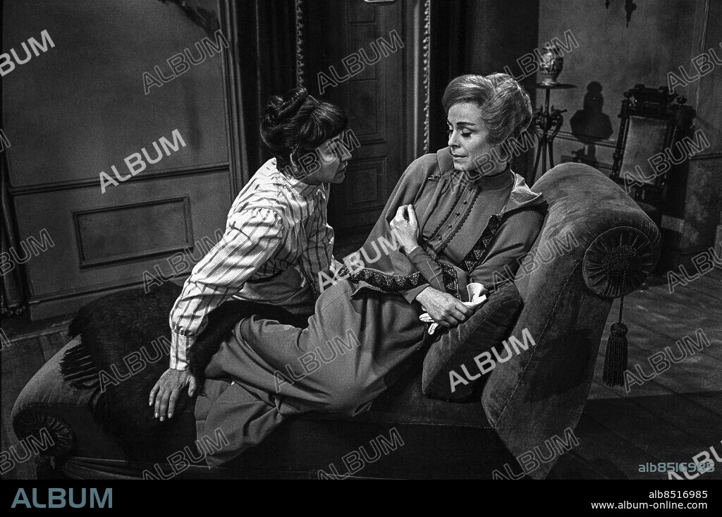 ARKIV 196506.. DEN BERGTAGNA. TV-pjäs av Victoria Benedictsson (pseudonym Ernst Ahlgren) i regi av Lars Löfgren.. Sänt första gången 1965-10-25.. Här ses skådespelerskorna Ulla Sjöblom (t.v.), som Erna Walldén, och Gunnel Broström, som Louise Strandberg, under inspelningen.. Foto: Bertil S-son Åberg / SVT / Kod: 5600. Reportage publ. i RiR 43/65. RiR 17716. sv/v neg. Ränder Randigt.