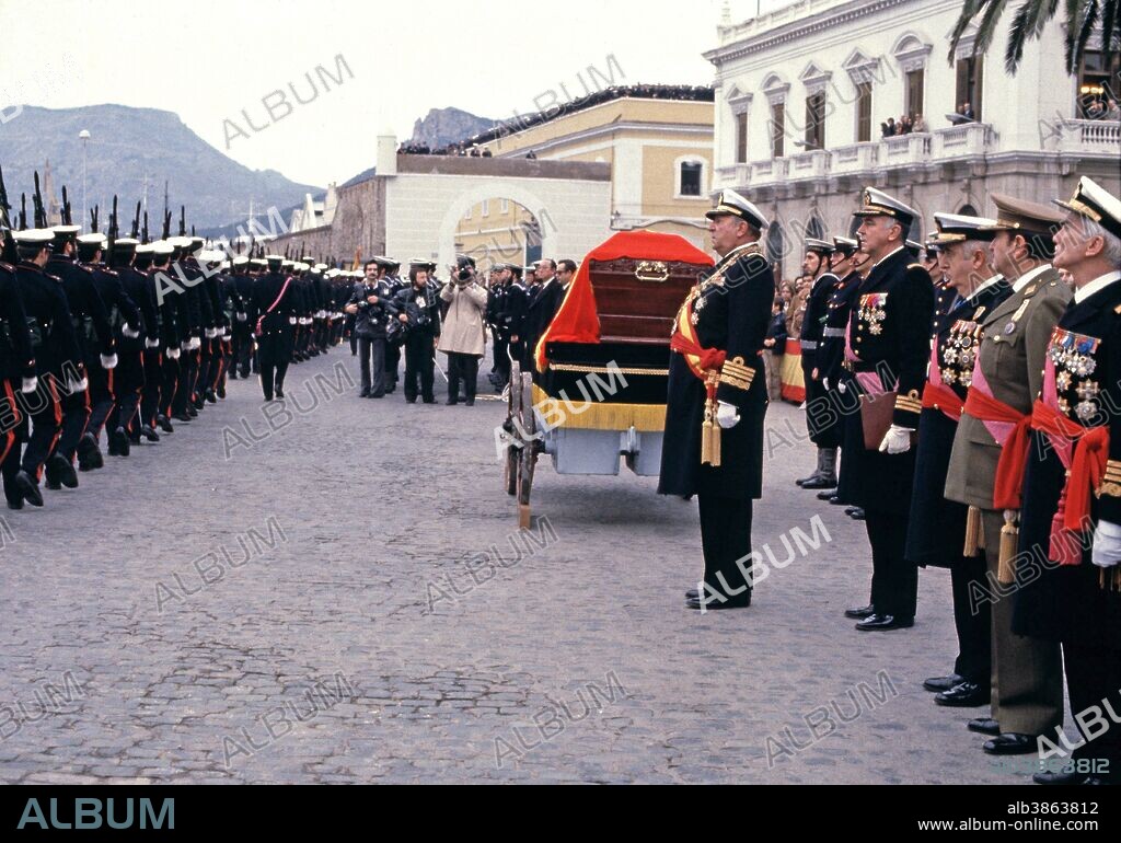 El conde de Barcelona , Juan de Borbón Battenberg durante el entierro de los restos de Alfonso  XIII en el Monasterio de San Lorenzo del Escorial. SFGP / © KORPA.