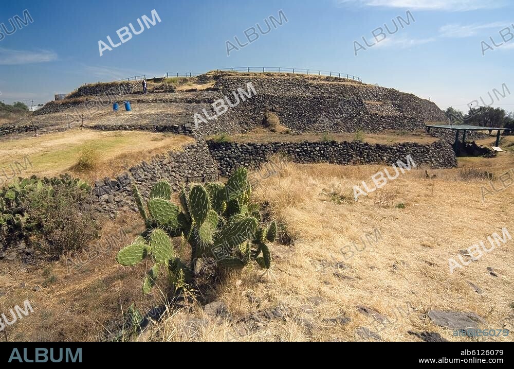 Ciudad de Mexico, früher Tenochtitlan (Mexico), Cuicuilco (Ruinenstätte, ehem. präklassische Siedlung, gegründet um 2300 v.Chr.; Ausgrabungen 1922/24), Rundpyramide (ursprüngl. Tempelplattform, erbaut um 700 v.Chr., im 4.Jh. überbaut).-Ansicht.-/ Foto, 2008.
