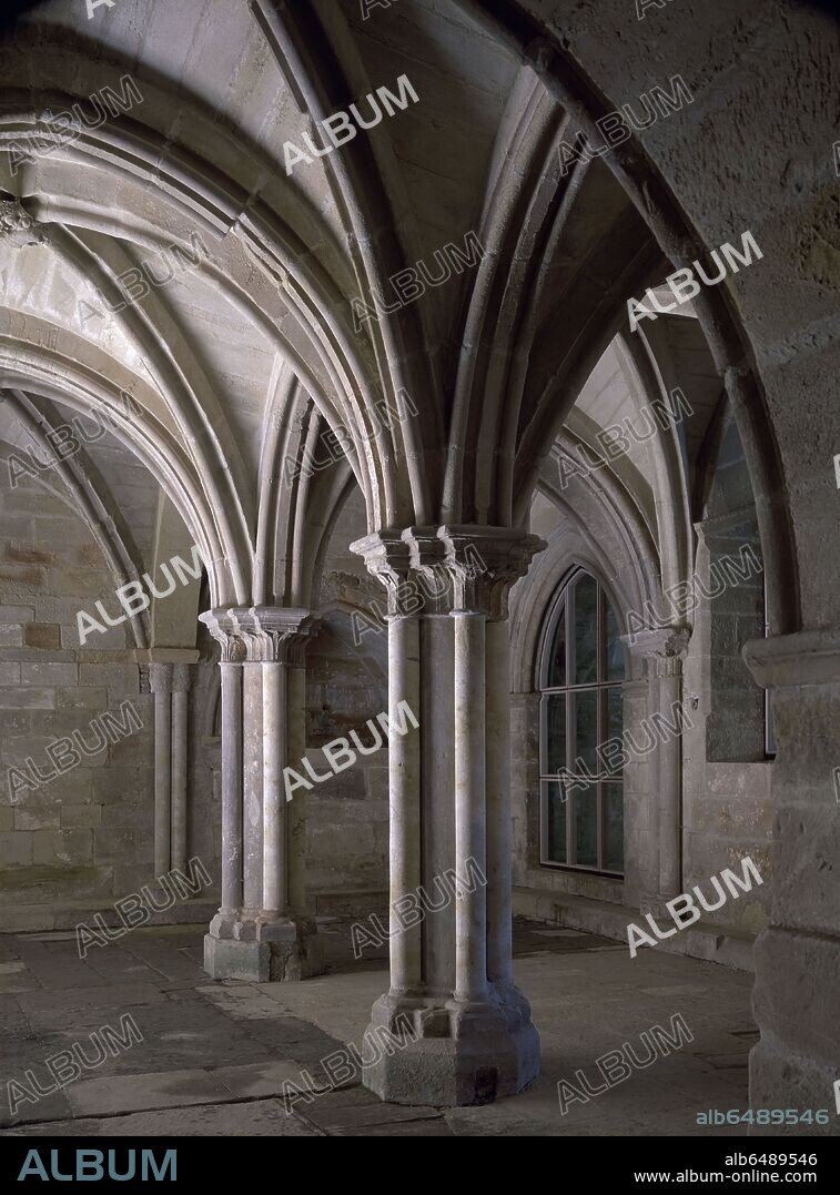 SALA CAPITULAR DEL MONASTERIO DE SANTA MARIA LA REAL DE AGUILAR DE CAMPOO - BOVEDAS DE ARISTA Y PUERTA DEL REFECTORIO - SIGLO XIII.