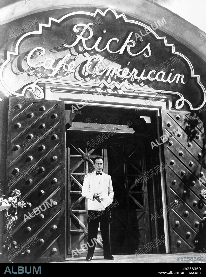 HUMPHREY BOGART en CASABLANCA, 1942, dirigida por MICHAEL CURTIZ. Copyright WARNER BROTHERS.