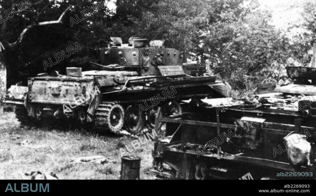 SEGUNDA GUERRA MUNDIAL (1939-1945). FRENTE DE NORMANDIA. "TANQUES ANGLO-AMERICANOS DESTRUIDOS CERCA DE CAEN". Junio de 1944.